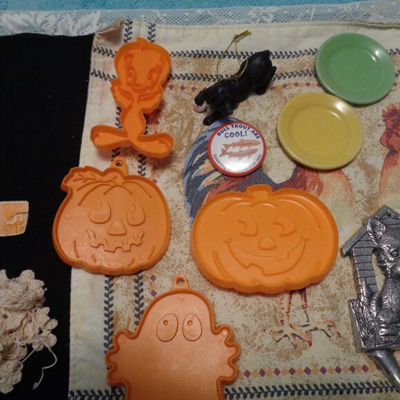 JUNK DRAWER VINTAGE FALL THEME SCARF COOKIE CUTTERS ORNAMENT DOLL PLATES… - Picture 5 of 8